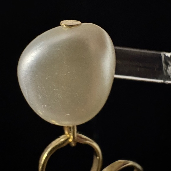 Fun Gold Tone Dangle Daisy Flower Faux Pearl Earrings NWT - Picture 4 of 7